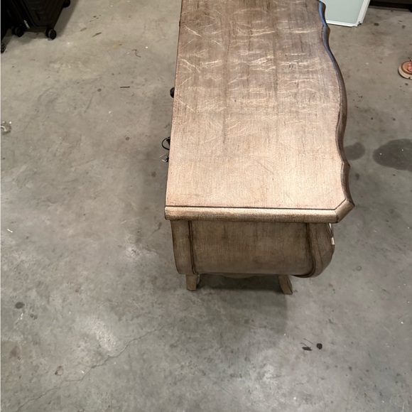 HOOKER Sanctuary Silver and Beige Upholstered Panel Bedroom Set - Picture 13 of 15